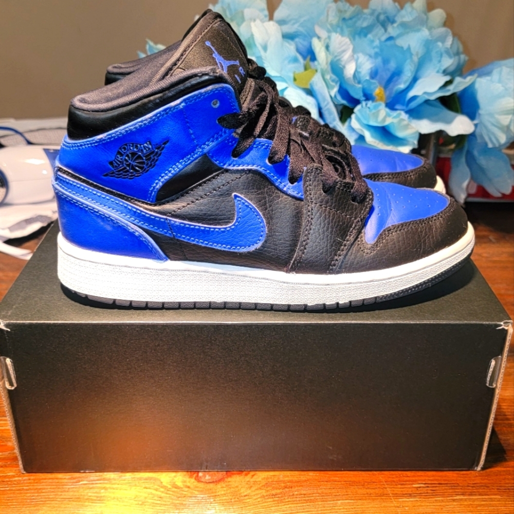 Air Jordan Retro 1 Hyper Royal size 3.5y